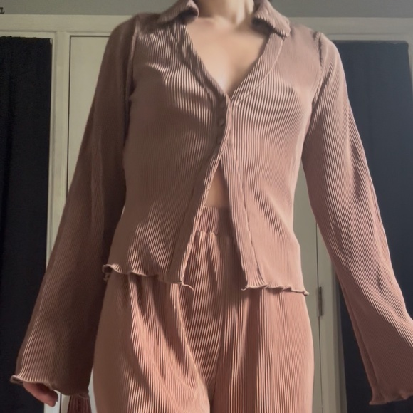 Brown Pleated Lounge Set - Picture 8 of 11